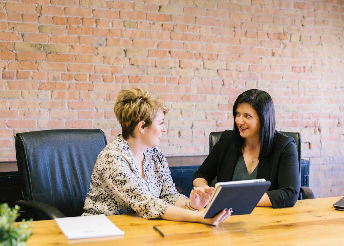 Two professionals in a one-to-one advisory conversation